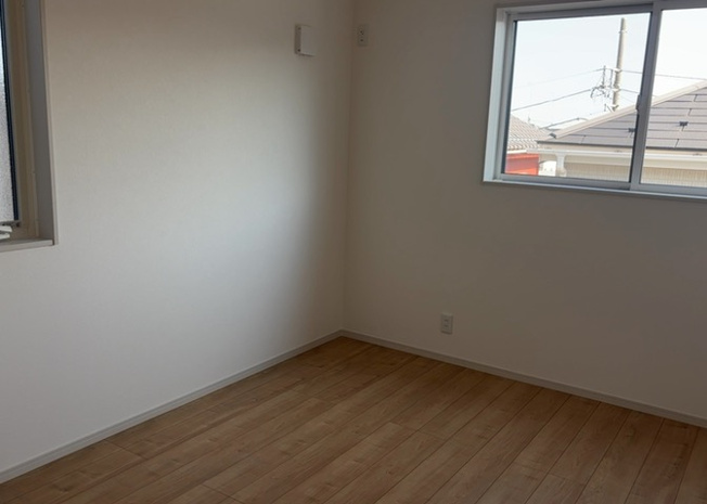 【洋室】 | 洋室のメリットは重い家具が置きやすく、身の回りが整理しやすいことです。 床がフローリングのため畳とは異なり凹みにくいです。 クローゼットなど収納が豊富で、普段使わない旅行カバンや服の整頓も簡単にです。