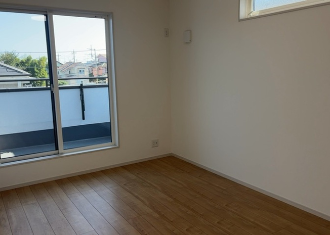 【寝室】 | 寝室でゆっくりと過ごすためにはベッド周りの適度な空間を担保することや窓の位置、照明の明るさ、寝室の広さなどを考える必要があります。自身や家族の構成とライフスタイルに併せて寝室にする部屋を選びましょう！