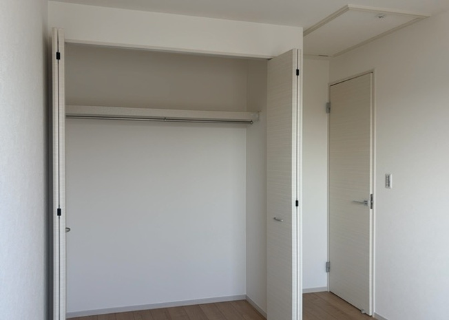 【収納】 | デザイン性を重視しすぎて収納が少なかった！なんてことにならないため、事前に現地で収納の数を確認しておくことをお勧めします。クローゼット以外にも床下収納や屋根裏収納、パントリーなどもチェックしましょう。