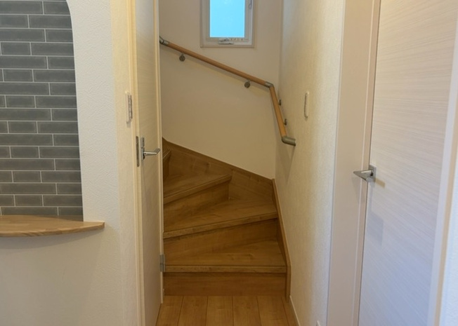 【内装】 | 建物の上下階の通路である階段は、その位置によって動線や室内の印象が大きく左右されます。手摺にも重要な役割があり、転倒の防止・歩行や動作を円滑にして日常生活を支えることを主な目的として設置されています。