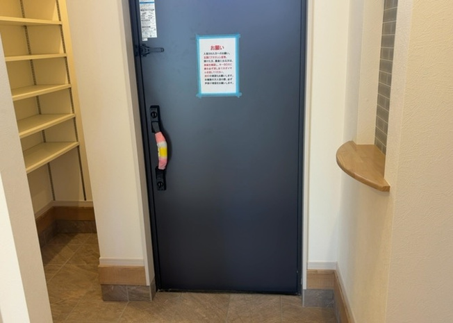 【玄関】 | 玄関は家の顔でもあり、家族以外の目にも止まる場所です。玄関は外との間を仕切る扉、靴などをしまっておく収納スペース、靴脱ぎのたたきスペース、来客とのやり取りをするドアホンなど複数のアイテムからなります。