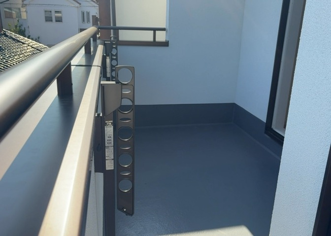 【バルコニー】 | バルコニーは、室外の専用スペースのうち、「屋根がなく開放された空間」であるものを指します。ベランダより広いタイプのものが多く、日当たりもよいため家庭菜園などを楽しみたい人にとって適した環境となります。