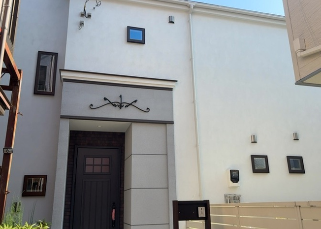 【外観】 | ついに完成致しました！現地をご見学に行く際は、道路の幅や周辺の交通量、施設などをご確認頂くことをおすすめします！物件の流れが早いため、内見をしたい方はお早めに当社営業までお問い合わせ頂きご予約下さい！