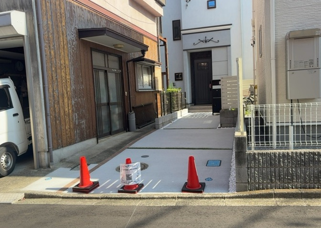 【前面道路含む現地写真】 | 住宅用の土地では前面道路に2m以上接していなければならないと法律で定められています。しかし、お持ちの車のサイズやライフスタイルなどにより、2mでは利便が悪い場合もございますので、事前に確認しましょう。