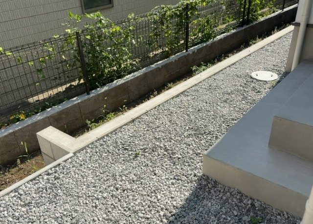 【庭】 | 庭があることでガーデニングや家庭菜園はもちろん、こどもの遊び場やペットを放して遊ぶことができます。また、家の周囲に余裕があるということです。隣地との間があれば、十分な日当たりと、風通しが確保できます。