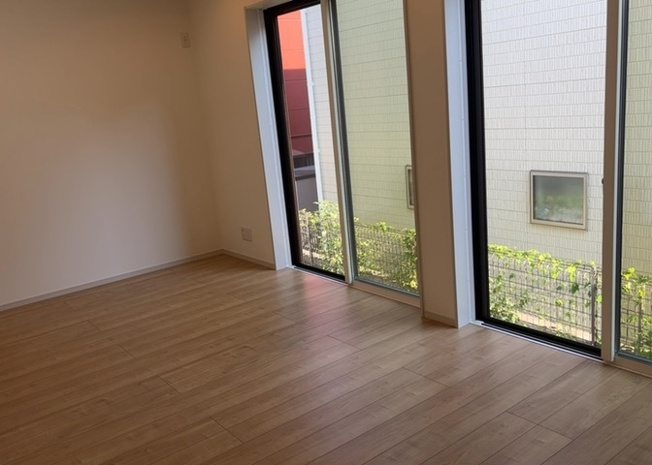 【居間・リビング】 | L型アイランドタイプは、キッチンからダイニングにもリビングにも目が行き届くので、とても使いやすい配置です。L字型独立タイプは、キッチンを独立させてるためLDKというよりもLDといった様なイメージです。