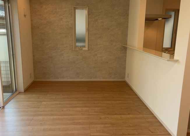 【ダイニング】 | ダイニングは、食事や家族の団らんスペースとしてだけではなく、ほかの用途としても使用することができます。ダイニングテーブルを置き、食事のためのスペースを作ることでリビングとの差別化を図ることができます。