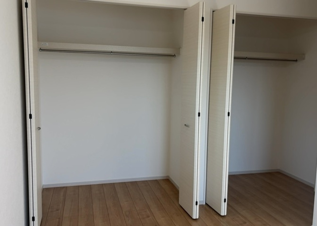 【収納】 | ウォークインクローゼットがあれば、クローゼット内でコーディネートが完成できますし、季節の変わり目に行う衣替えの手間も省けます。また、スーツケースなど大きいものもしまうことができ使い勝手がよいです。