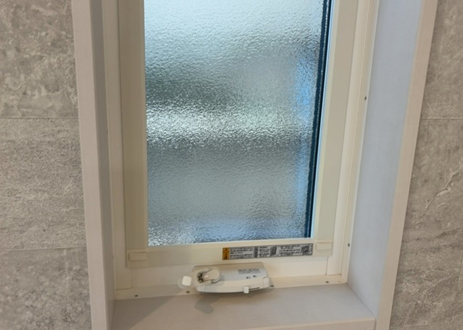 【内装】 | サッシとは、ガラス窓に使用される金属製の窓枠のことです。一般的に住宅建築では、金属製建具工事の段階で備え付けるもので、ガラス類や玄関、バスルームのスチール製のドアなどと同じタイミングで工事を行います。