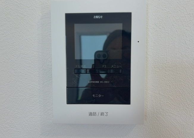 【セキュリティ】 | モニターで来訪者を確認して、目的が分からない場合はインターホンを通じて室内から会話することができます。怪しいと感じた場合はインターホン越しにお帰りいただくことができるので、直接会うことがなく安全です。