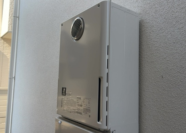 【発電・温水設備】 | 省エネ給湯器とは従来型の給湯器より熱効率が高く、少ない燃料でたくさんのお湯を沸かすことが出来る高効率な給湯器のことを指します。また、省エネ給湯器には種類があり、利便性や効果なども様々です。