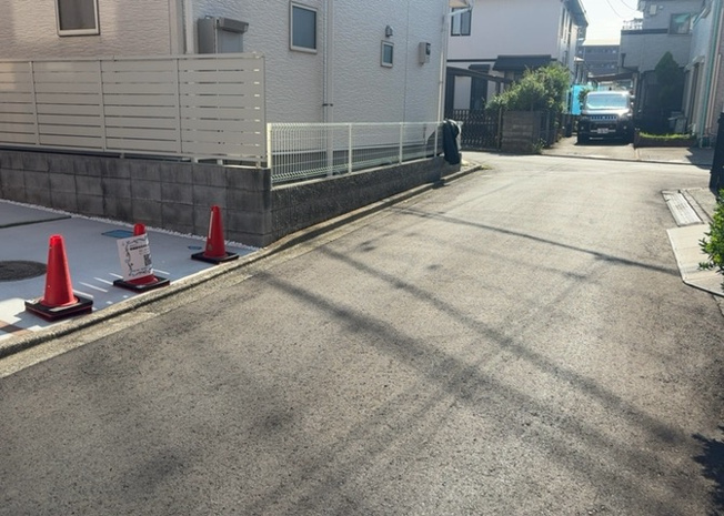 【前面道路含む現地写真】 | お持ちの車種によっては前面道路が広い方が便利でしょう。しかし、前面道路が広ければその分交通量が多くなるため、騒音などが気になる場合があります。実際に現地を見学し、周辺交通量や騒音などを確認しましょう！