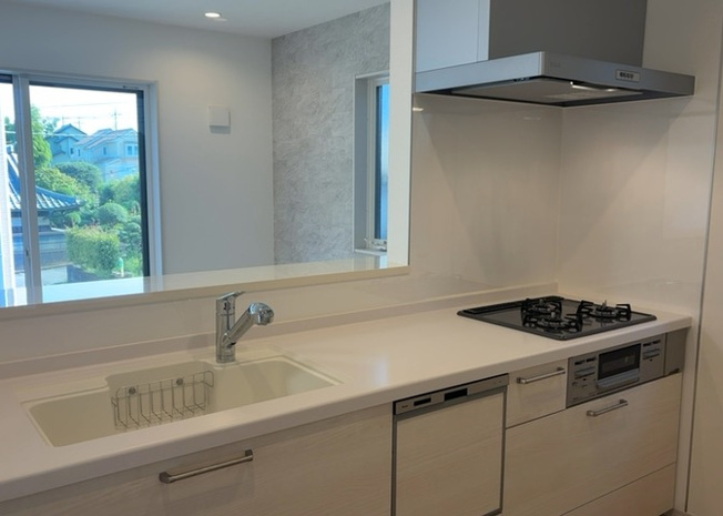 【キッチン】 | 標準的なシステムキッチンの横幅は、165cm～300cm程度です。2100・2400・2550・2700などミリ単位で表記されます。普段どのように料理をするのかを想定しながら合ったサイズを選びましょう