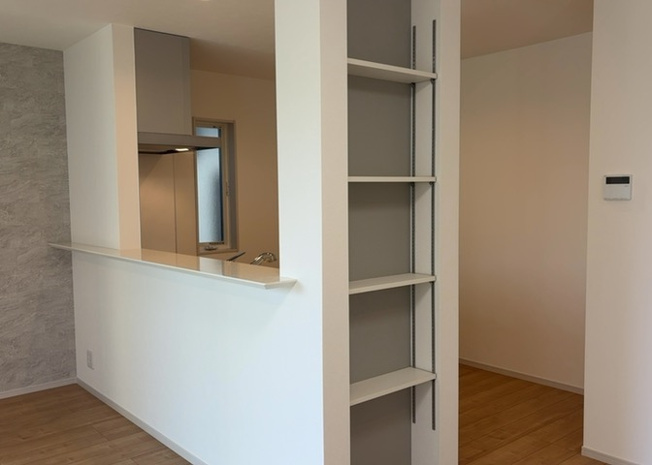 【キッチン】 | DKの物件でも広く見せたい方は、ダイニングスペースを広く使えるように工夫しましょう。低めのダイニングソファを置くと、家具の圧迫感が減り、広く見せることができ、ダイニングをリビングのように使用できます！