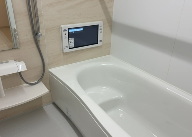 【浴室】 | 入浴時の快適さも大事なことですが、綺麗な状態を維持できなければ気持ちよく入浴できません。毎日の掃除が楽という点は大事なポイントになります！カビが生えにくく掃除がしやすい、壁や浴槽を選ぶといいでしょう。
