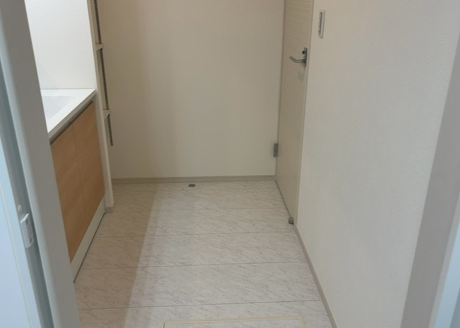 【脱衣所】 | 多くの戸建て住宅で見かける洗面脱衣所は、洗面台と洗濯機が2畳ほどのスペースに並べられていて、洗面所が脱衣所を兼ね備えている間取りが一般的です。お客様が利用することもある、パブリックな空間でもあります。