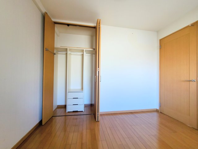 アルファステイツ天神大橋の収納|北東洋室にもユニット式のクローゼットがあります。