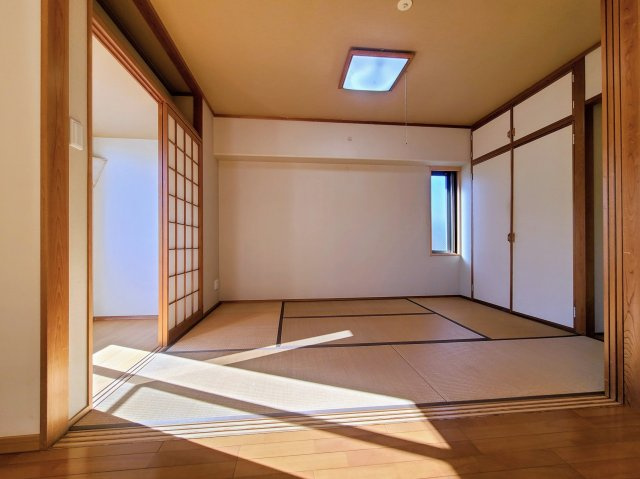 アルファステイツ天神大橋の和室|日当りの良い広縁のある和室。小窓付きで通気性も良好です。