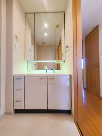 アルファステイツ天神大橋の洗面所|シンク下、鏡の内側は収納スペースになっています。