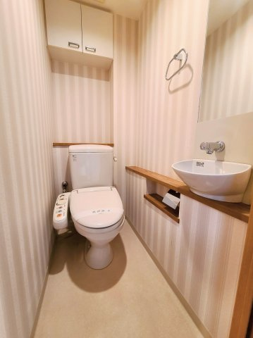 アルファステイツ天神大橋のトイレ|シャワー機能付きトイレ。手洗い器もあります。