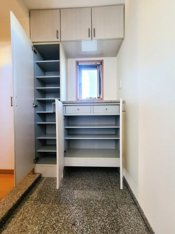 アルファステイツ天神大橋の玄関|小窓付きの明るい玄関。収納スペースもたっぷりあります。