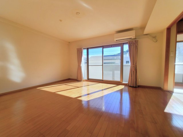 アルファステイツ天神大橋の居間・リビング|約１１．８帖。南に面し日当り良好、明るいリビング・ダイニングです。