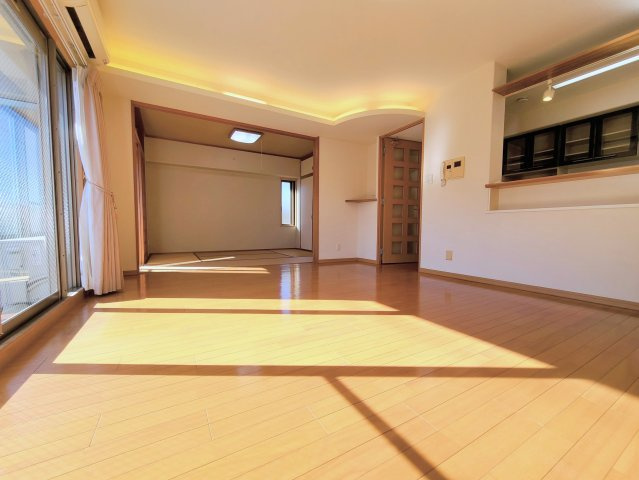 アルファステイツ天神大橋の居間・リビング|リビングと和室・広縁を一体で広々とお使い頂けます。