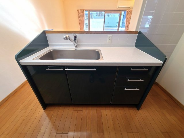 アルファステイツ天神大橋のキッチン|オープンタイプのキッチンカウンターはリビング側に向けて配置されています。