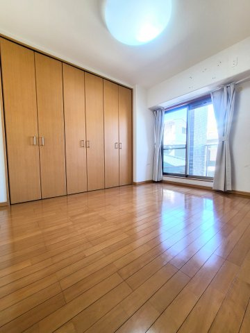 アルファステイツ天神大橋の洋室|北西洋室は約５．９帖。北側にバルコニーがあります。