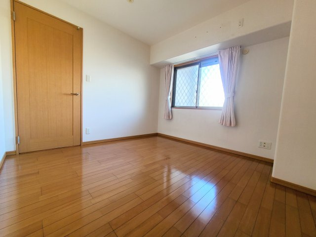 アルファステイツ天神大橋の洋室|北東洋室は約６．０帖です。