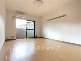 ヴェルドミールの居間・リビング|ゆったり１０帖の洋室。エアコン付き