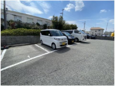 ピッケル末広の駐車場