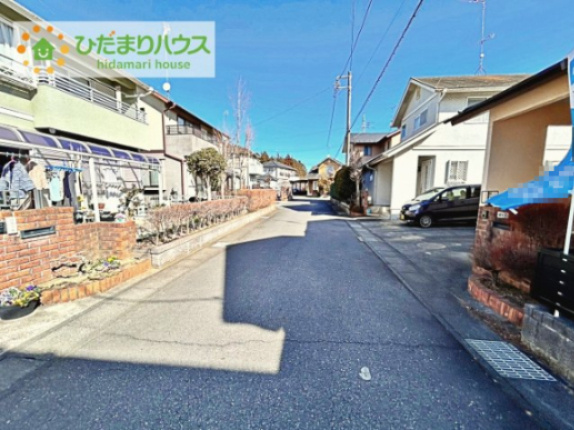 【前面道路含む現地写真】 | 石岡市東田中　中古戸建 | 前面道路が広く、車の出し入れしやすい。