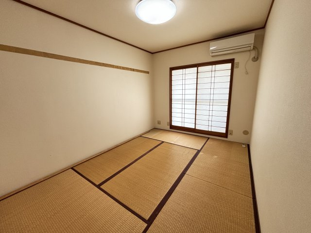 ☆和室約6.0帖☆北側の和室にはバルコニーがございます。