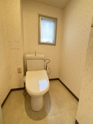 洗浄機能付温水便座トイレ。