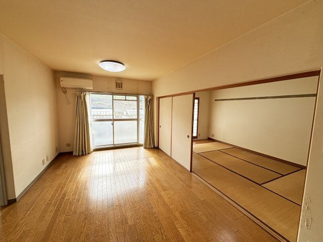 優しい光と風を感じられる南向きの約13.0帖のリビングダイニング。