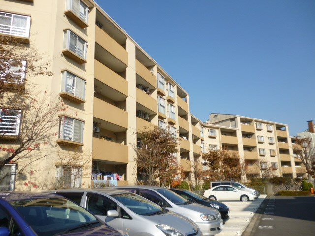 「京王堀之内」駅徒歩５分と好立地な住環境に恵まれた公団のマンションです。