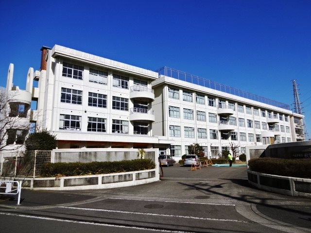 マンション敷地に隣接する秋葉台小学校まで徒歩約2分。