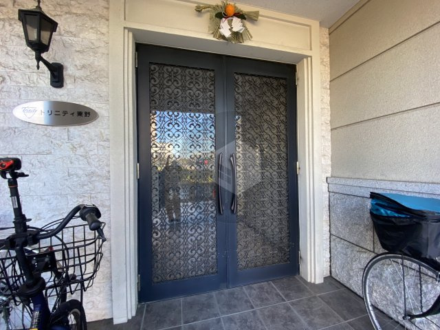 トリニティ東野のエントランス