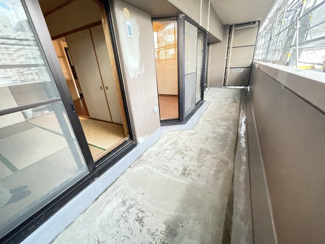 【バルコニー】 | アステージ天応 | 南東面に面した明るいバルコニー。やわらかな陽射し、心地よい風、一歩外へ出て開放感を味わえる空間です。