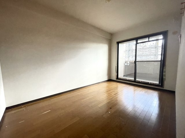 【洋室】 | アステージ天応 | リビング横の約6帖洋室です。