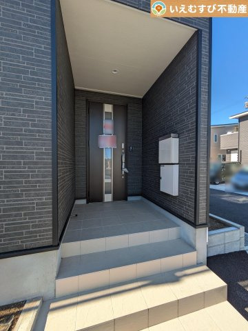 Cradle garden　東松山市石橋第8のエントランス|落ち着いた色づかいのエントランス
駐車場からアクセスの良いエントランス。雨の日や荷物が多くても安心の動線♪