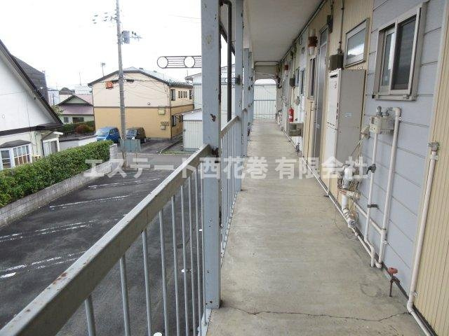 あやめ荘のその他共用部分|共用通路になりますが、洗濯物干し金具もあります。