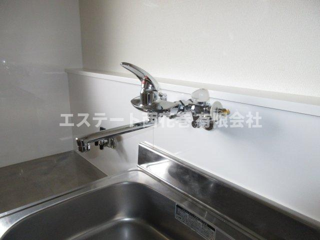 あやめ荘の設備|台所蛇口に洗濯機用蛇口も付いています。シンクとなりが洗濯機置き場になります