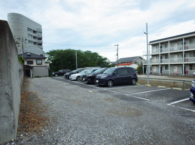 【駐車場】 | グローバルジョイ弐番館 | 広い駐車場は使いやすい！