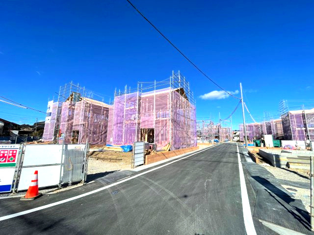 藤岡市上戸塚第6（全12棟）7号棟の前面道路含む現地写真