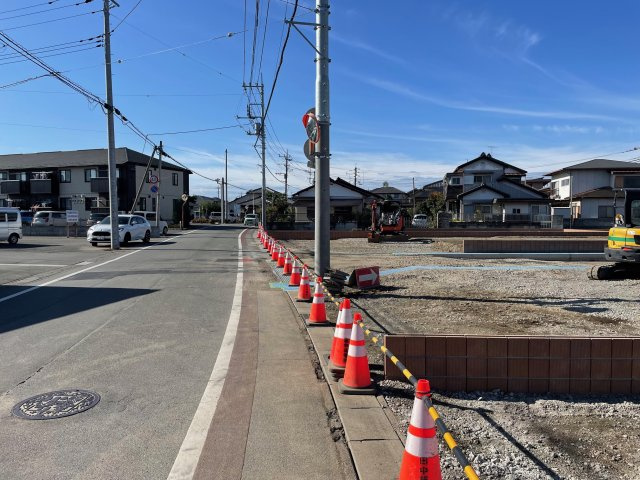 藤岡市上戸塚第6（全12棟）7号棟の前面道路含む現地写真
