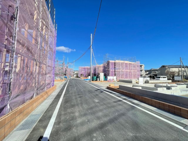 藤岡市上戸塚第6（全12棟）7号棟の前面道路含む現地写真