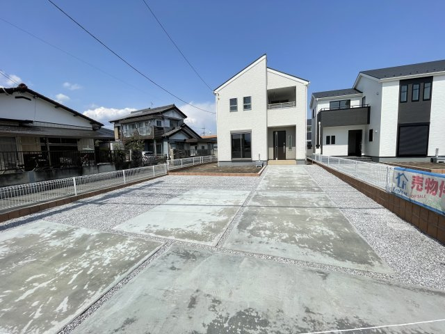 藤岡市上戸塚第6（全12棟）1号棟の前面道路含む現地写真