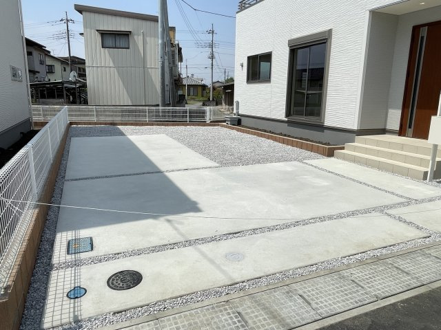 藤岡市上戸塚第6（全12棟）5号棟の駐車場|建物完成済みでございます。お部屋のご内覧可能でございます。お気軽にお問合せ下さいませ(^▽^)/